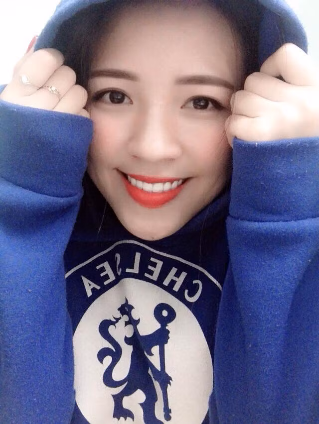 Xinh dep, me bong da hot girl fan Chelsea gay sot mang Viet