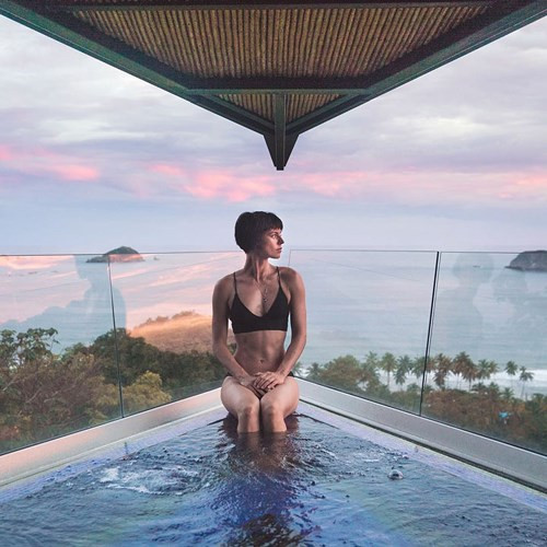 Tại bờ biển Costa Rica, Sorelle nghỉ lại 7 ngày căn villa 5 tầng giữa rừng mưa. Trong bể bơi vô cực hướng ra biển, nơi cô có thể thư giãn với 8 nhân viên trong villa luôn túc trực để phục vụ. Bao quanh khu vực này là thiên nhiên với những loài động vật hoang dã như lười, khỉ, chim toucan hay thằn lằn iguana.