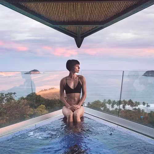 Tại bờ biển Costa Rica, Sorelle nghỉ lại 7 ngày căn villa 5 tầng giữa rừng mưa. Trong bể bơi vô cực hướng ra biển, nơi cô có thể thư giãn với 8 nhân viên trong villa luôn túc trực để phục vụ. Bao quanh khu vực này là thiên nhiên với những loài động vật hoang dã như lười, khỉ, chim toucan hay thằn lằn iguana.