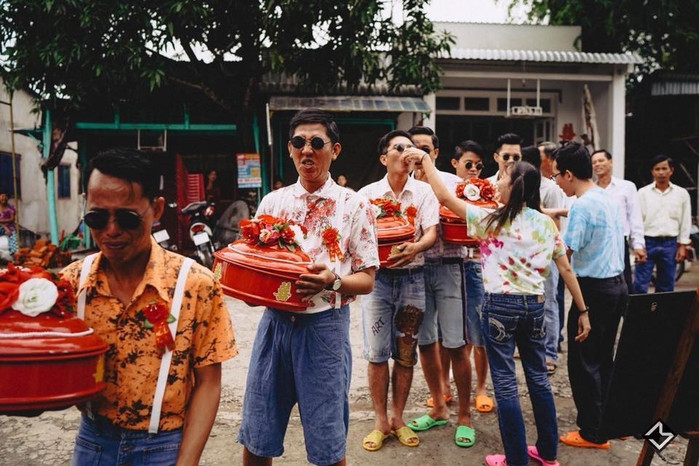 Trước khi vào đón dâu phải nhấp ngụm rượu mới được, rượu miền Tây thì biết thế nào rồi đấy, anh nào anh nấy đều nhăn mặt.