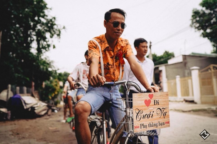 Trước mỗi chiếc giỏ xe đạp đều có một tấm biển xinh xinh "Đi cưới vợ, phụ thằng bạn" là câu slogan cực hay ho.