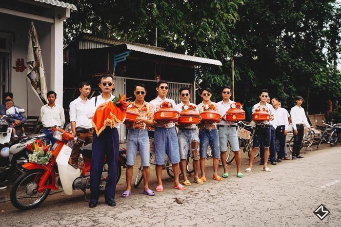 Xếp hàng chỉnh tề rồi mới được vào nhà gái.