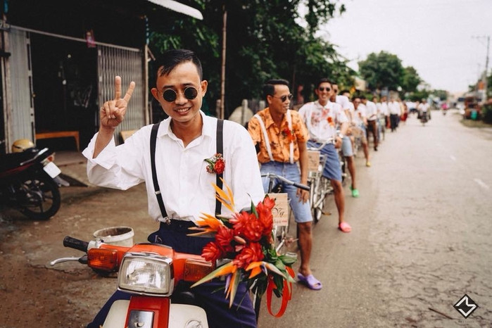 Đám cưới đơn giản như thế này nhưng không kém phần hài hước bởi trang phục, đạo cụ và biểu cảm từ chú rể cho đến đội đón dâu.