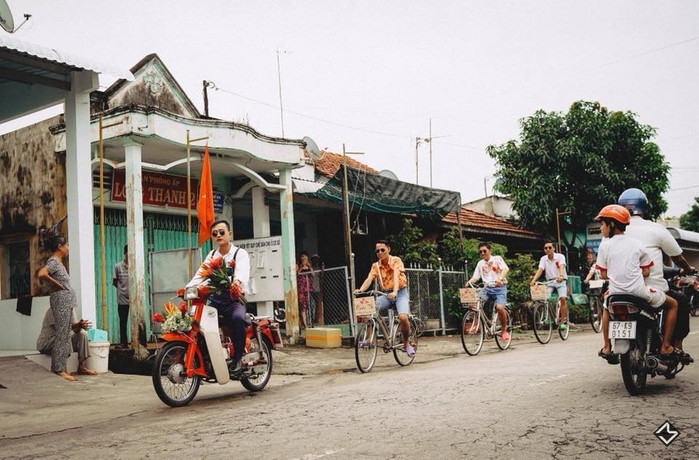 Đám cưới của một cặp đôi ở An Giang với ý tưởng không đụng hàng từ bảng báo hỉ cho tới những đoàn rước dâu khiến ai nhìn vào cũng phải ôm bụng cười.