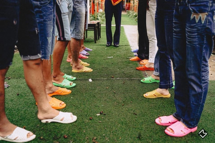 Chẳng cần giày tây bóng loáng, đám cưới dân dã miền Tây chỉ cần tổ ong màu sắc như thế này thôi là đã đủ.