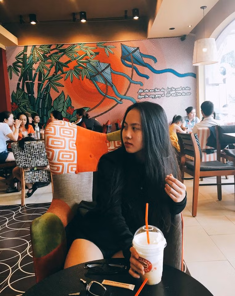 Hot girl tập gym được nhắc tới đó Huỳnh Vương Anh Túc (tên thật là Tố Như), sinh ra ở một xóm Lò Heo - nơi tụ tập đủ mọi thành phần bất hảo, nhiều người vướng phải tệ nạn xã hội. Nơi sinh sống đã là thiệt thòi, lại không có sự chở che của người cha trước những tệ nạn của môi trường, cô gái 22 tuổi Anh Túc chỉ có một điểm tựa duy nhất đó là người mẹ mắc ung thư giai đoạn cuối.