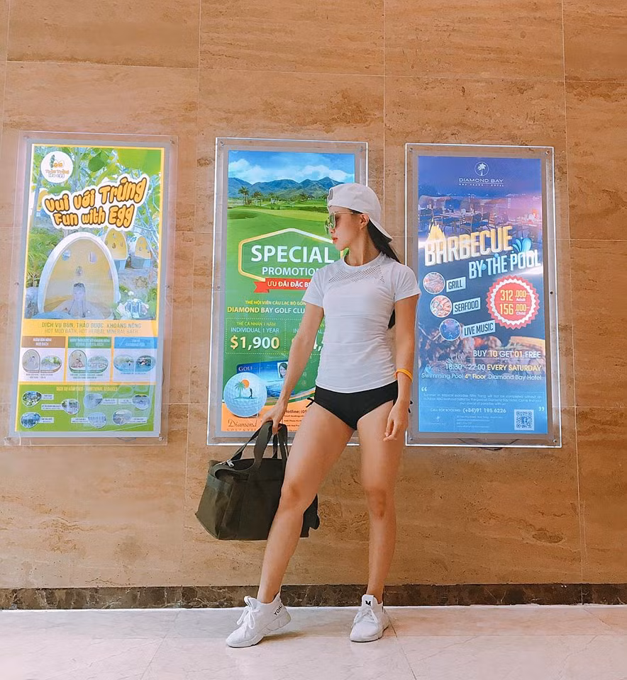 Tuy nhiên, con đường trở thành một HLV thể hình chuyên nghiệp không hề dễ với nam giới chứ đừng nói đến một cô gái từng có thân hình mảnh mai như Anh Túc. Song, cô nàng 9X lại nghĩ khác, đó là hành trình làm lại từ đầu đầy may rủi nhưng đúng đắn.