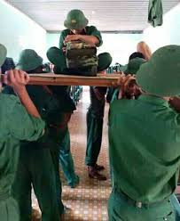 Trong quân đội thì việc quân tư trang ngăn nắp là điều hiển nhiên, việc chăn gối phải gập vuông thành sát cạnh sau khi sử dụng là điều mà bất cứ chiến sĩ nào cũng phải thực hiện được. Tuy nhiên, không phải ai mới vào quân ngũ cũng làm được điều này hình phạt chung cho cả phòng đó là khiêng ván cho đồng đội ngồi gấp chăn vuông đã ra đời.