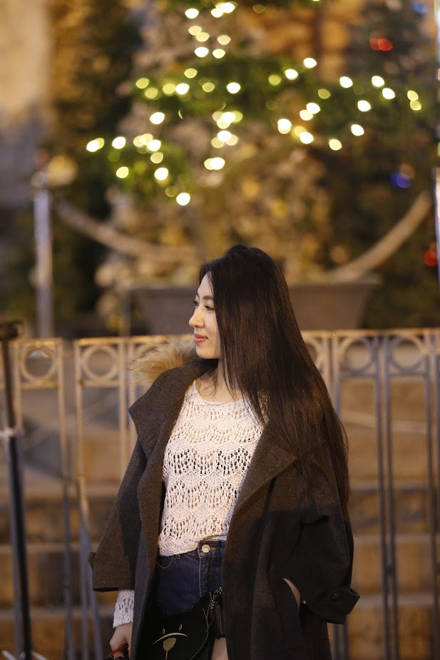 Có mặt tại Nhà thờ Lớn - Hà Nội vào dịp cuối tuần, tranh thủ không gian bên ngoài được trang trí lộng lẫy, nhiều bạn trẻ, đặc biệt là hội chị em đã tranh thủ tạo dáng để lưu lại cho mình những bức ảnh đẹp mùa Giáng sinh năm nay.