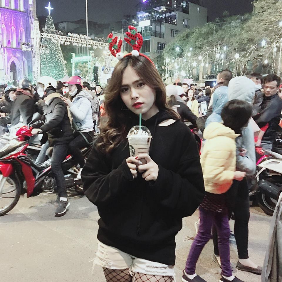 Tuy nhiên, một lưu ý nho nhỏ cho các bạn trẻ nếu muốn có bức ảnh đẹp mùa Giáng sinh tại khu vực Nhà thờ Lớn đó là hãy chọn những góc ít người qua lại để khung hình có chiều sâu hơn.