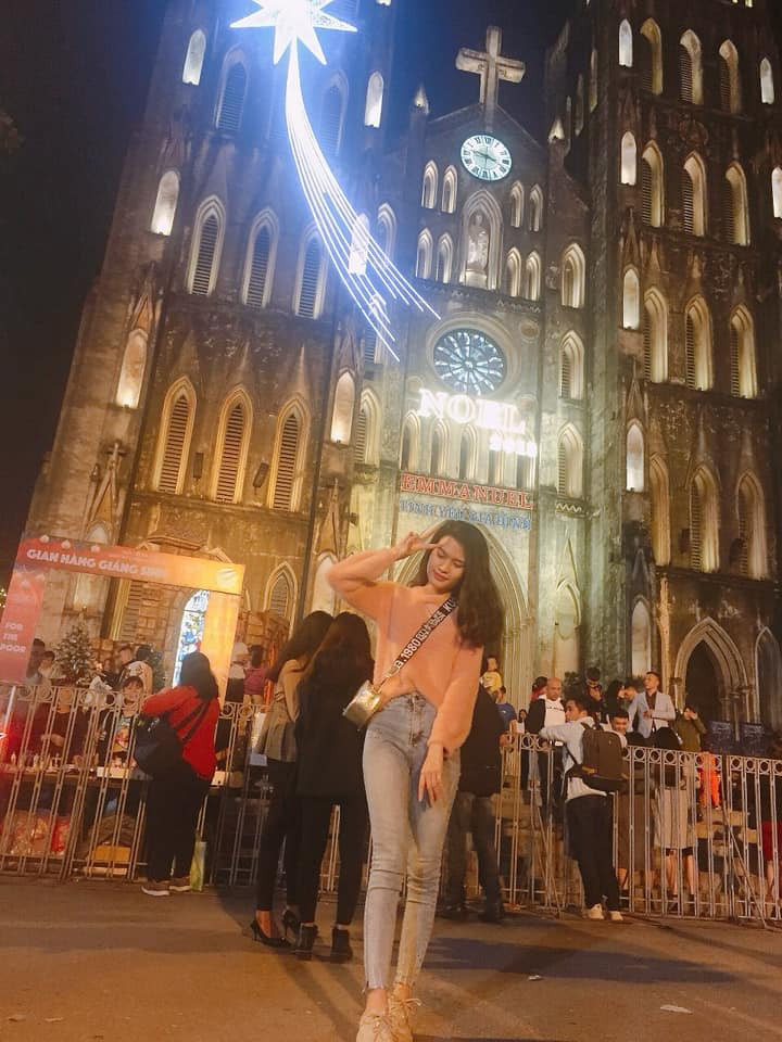 Khoe dáng trước cửa nhà thờ, bạn đã có một bức ảnh sống ảo cực chất cho mùa Giáng sinh này.