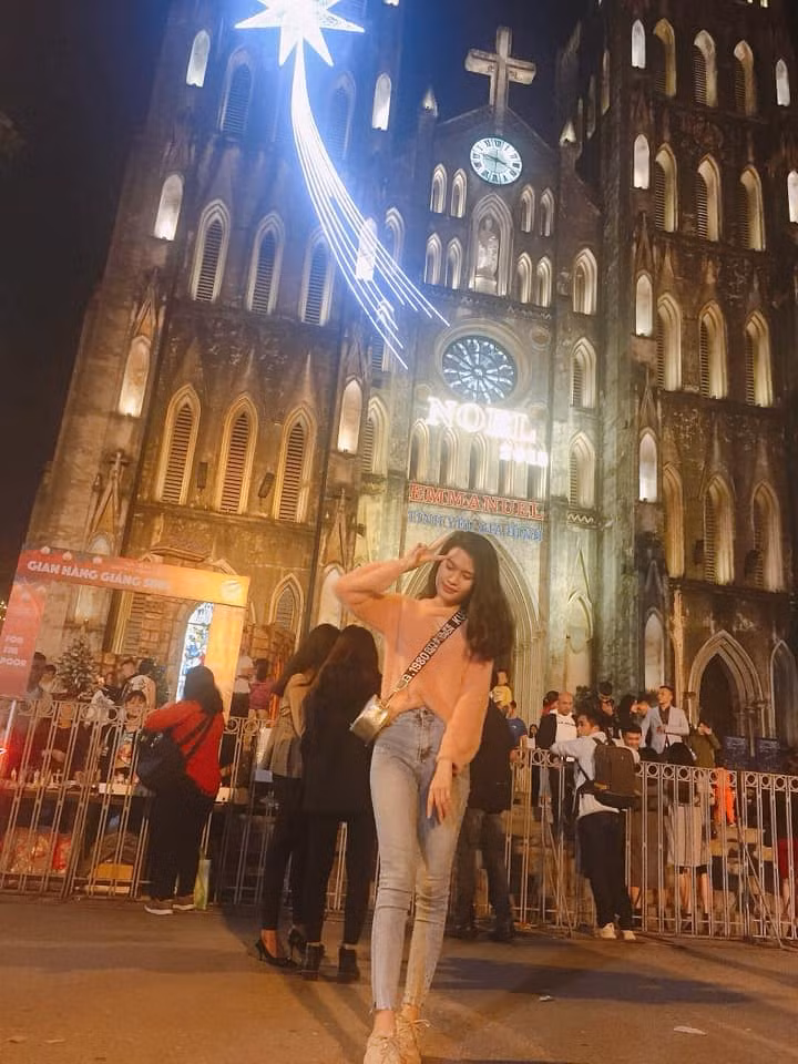 Khoe dáng trước cửa nhà thờ, bạn đã có một bức ảnh sống ảo cực chất cho mùa Giáng sinh này.