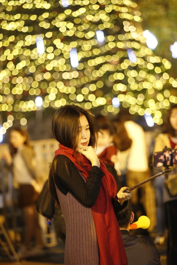 Ngoài những bạn có các "tay máy" đi theo hộ tống thì vẫn có nhiều chị em công cụ hỗ trợ đắc lực vẫn là chiếc smartphone và gậy tự sướng thần thánh để tạo ra những bức ảnh đẹp.