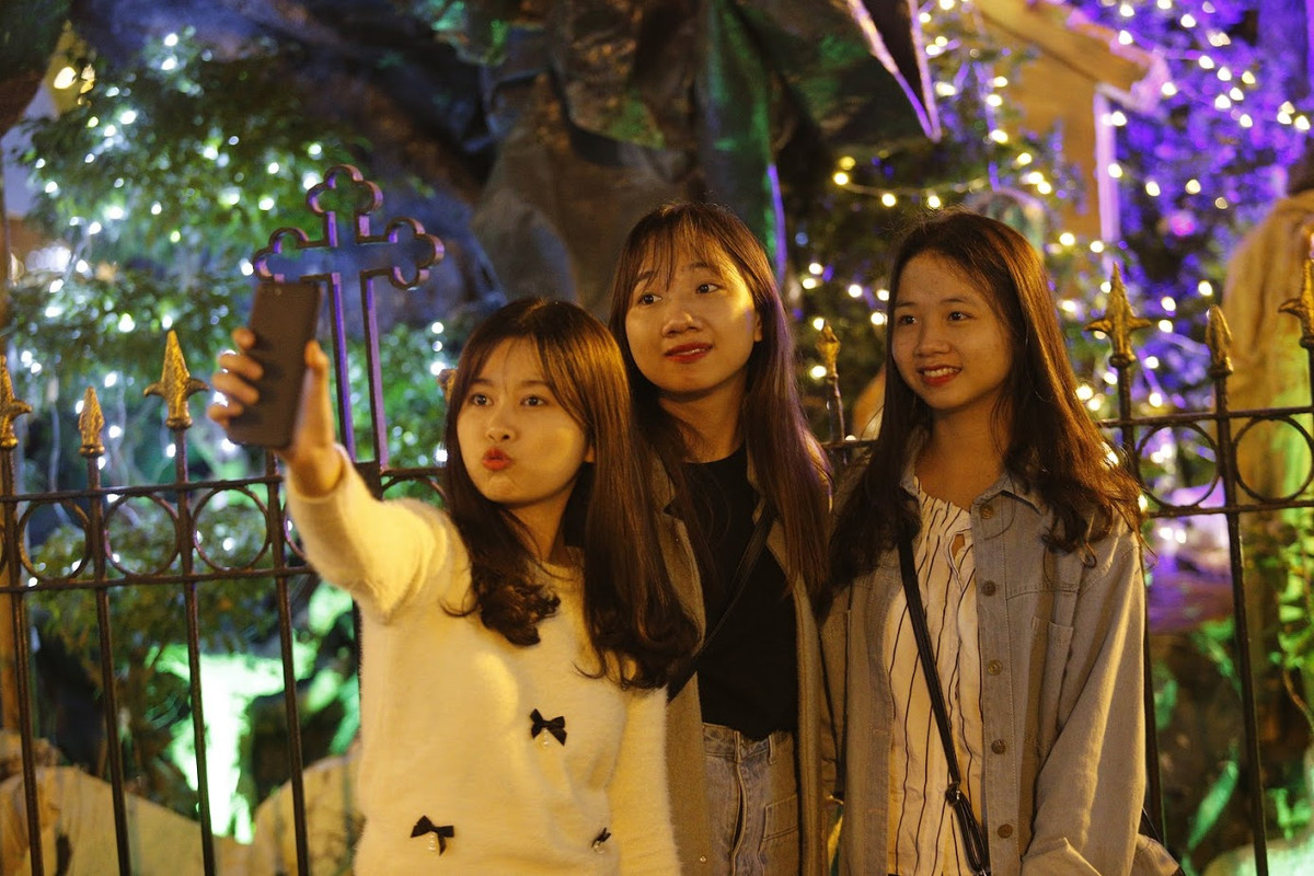 Rất nhiều các bạn sinh viên dịp cuối tuần được nghỉ học để tranh thủ tìm tới khu vực Nhà thờ Lớn để tận hưởng không khí Giáng sinh đúng nghĩa và ghi lại cho mình những bức ảnh cá nhân và bạn bè.