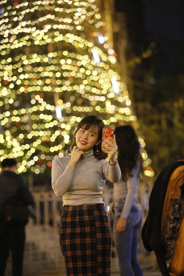 Những bức ảnh tạo dáng của hội chị em tại quảng trường trước Nhà thờ Lớn - Hà Nội đã được không ít các "thợ săn ảnh" chụp lại.