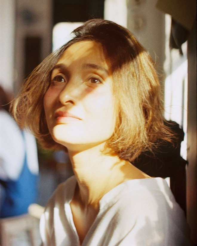 Bà mẹ U50 trong những bức ảnh của Hạnh gần như không có nét cứng tuổi của phụ nữ trung niên mà thay vào đó là đôi mắt mơ màng, đôi môi như vẫn cười nụ cười của những năm tháng thanh xuân của những ngày xưa ấy.