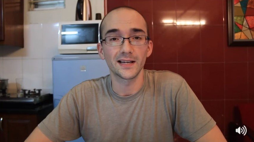 Trong năm 2017, thầy giáo tiếng Anh Dan Hauer là nhân vật được dân mạng vô cùng chú ý khi đã đưa ra những bình luận thiếu tính xác thực về con người, cung cách giáo dục và cả về những nhân vật nổi tiếng tại Việt Nam như Đại tướng Võ Nguyên Giáp.