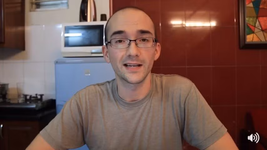 Trong năm 2017, thầy giáo tiếng Anh Dan Hauer là nhân vật được dân mạng vô cùng chú ý khi đã đưa ra những bình luận thiếu tính xác thực về con người, cung cách giáo dục và cả về những nhân vật nổi tiếng tại Việt Nam như Đại tướng Võ Nguyên Giáp.