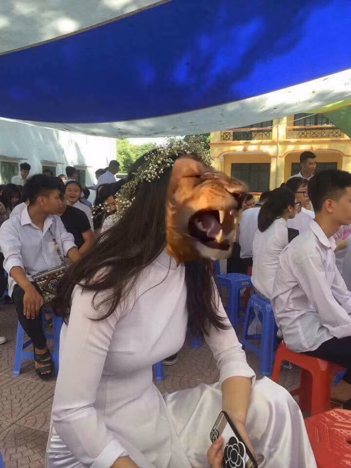 Thậm chí nhiều dân mạng còn mạnh tay biến mặt của nữ sinh đang ngáp thành một chú sư tử đang gầm rú.