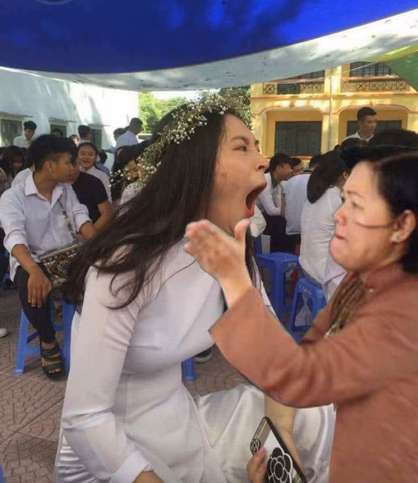 Chỉ từ một cái ngáp rất bình thường, nữ sinh trong chiếc áo dài bị ghép với hàng chục bức ảnh khiến dân mạng chỉ biết ôm bụng cười còn cảm giác của nữ chính thì khó thể tả được.