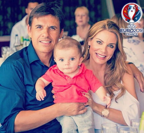 Gia đình bé nhỏ của vị thuyền trưởng của Xứ Wales là cô vợ xinh đẹp chuẩn người mẫu và cậu con thơ tựa thiên thần.