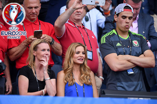  Mỹ nhân sinh năm 1978 đã tạm gác mọi công việc để sang Pháp cổ vũ cho đức lang quân và ĐT Xứ Wales thi đấu tại kỳ Euro 2016.