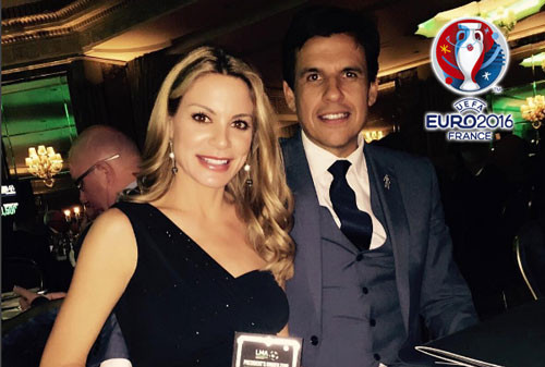 Cùng với thành công trên vấn đề chuyên môn, NHM cũng chú ý tới vợ HLV trưởng ĐT xứ Wales, bà Charlotte Jackson, người phụ nữ xinh đẹp luôn đứng đằng sau làm chỗ dựa tinh thần cho vị thuyền trưởng này.