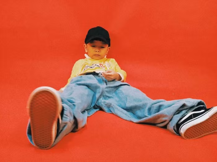 Bên cạnh việc phối hợp những bộ đồ quá khổ thành một tổng thể thật "chất chơi", trang phục của Yoyo còn chú trọng trong việc kết hợp màu sắc ăn ý một cách độc đáo.