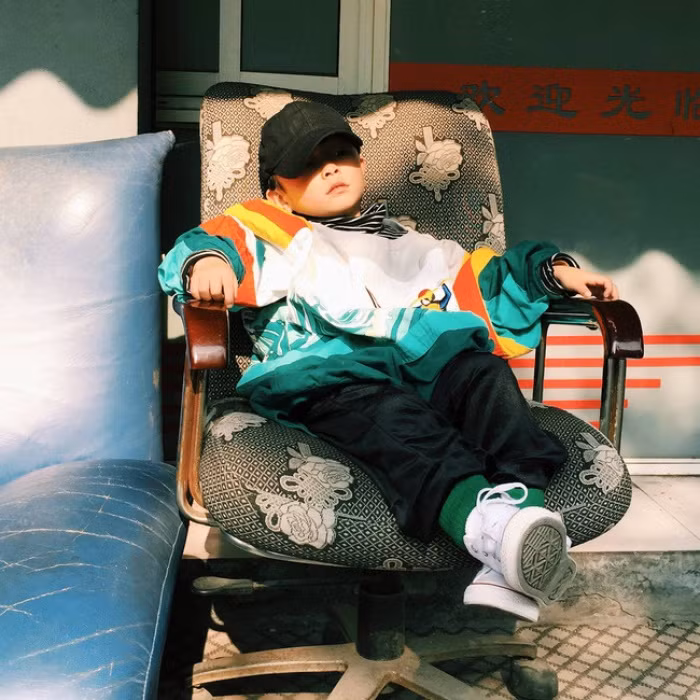 Không như những người mẫu nhí khác thường khoác lên mình những bộ cánh được thiết kế vừa vặn với cơ thể, cậu nhóc 4 tuổi tên Yoyo lại chọn cho mình những bộ quần áo đậm chất retro pha lẫn sporty rộng thùng thình được lấy từ tủ quần áo từ bố cậu.