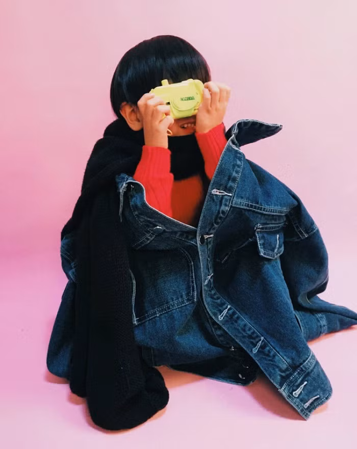 Theo chia sẻ từ mẹ của Yoyo, cậu bé thường chọn những chiếc áo và quần từ trong tủ đồ từ bố cậu để khoác lên người mình và nhờ mẹ chụp ảnh.