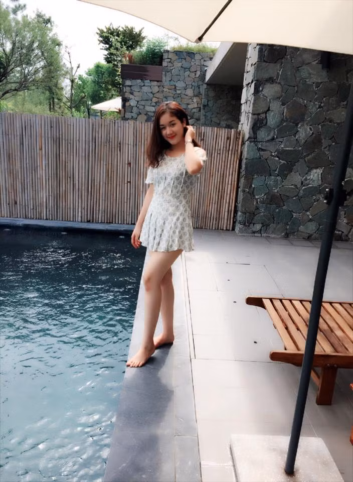 Ngoài công việc đứng lớp, Thủy Tiên còn tập tành kinh doanh và hiện đang là bà chủ của một cửa hàng làm đẹp tại Hà Nội.