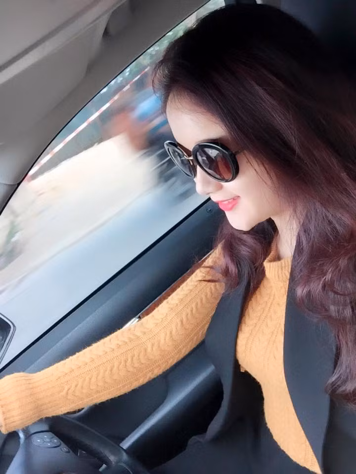 Đảm nhiệm 2 công việc một lúc thế nhưng Thủy Tiên vẫn luôn thể hiện và chứng tỏ mình là một cô nàng tuổi Thân xinh đẹp, năng động và không ngừng tiến về phía trước.