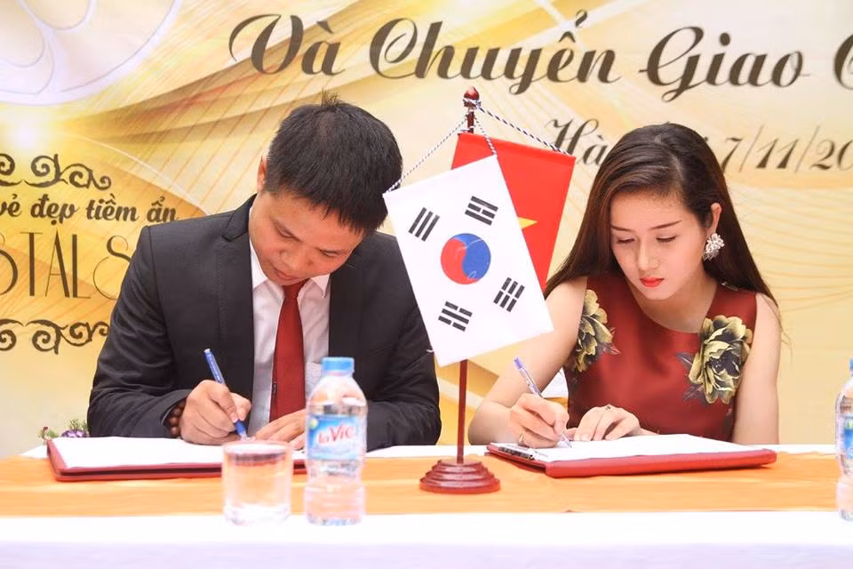 Thủy Tiên trong lễ ký hợp tác chuyển giao công nghệ làm đẹp cùng với đối tác Hàn Quốc.