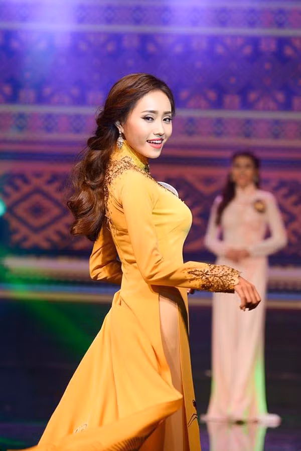 Trong quá trình là tân sinh viên, Xuân Anh luôn góp mặt trong các chương trình văn nghệ do trường lớp tổ chức, thậm chí còn tự tin dự thi Miss trường báo.