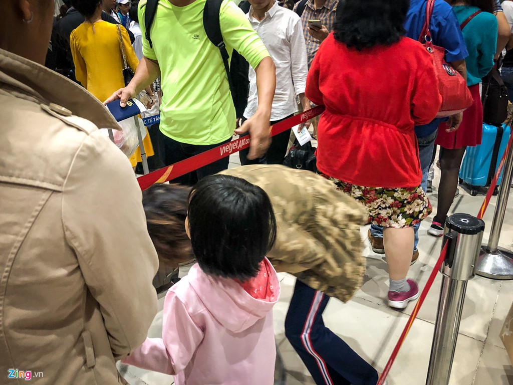 Tuy nhiên, một số người lại cố tình "vượt rào" ngay tại khu vực kiểm tra an ninh. Trong ảnh, một du khách nữ người Trung Quốc vượt qua một lần 3 hàng song song để chen lên trước.