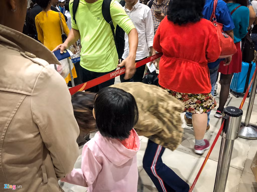 Tuy nhiên, một số người lại cố tình "vượt rào" ngay tại khu vực kiểm tra an ninh. Trong ảnh, một du khách nữ người Trung Quốc vượt qua một lần 3 hàng song song để chen lên trước.