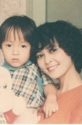 Dù đã phải trải qua hành trình mang thai và sinh đẻ nhưng mẹ hot girl Sun Ht vẫn giữ được vóc dáng hoa khôi của mình.