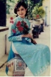 Trong tà áo dài, mẹ hot girl Sun Ht quả thực sở hữu nhan sắc của hoa hậu.