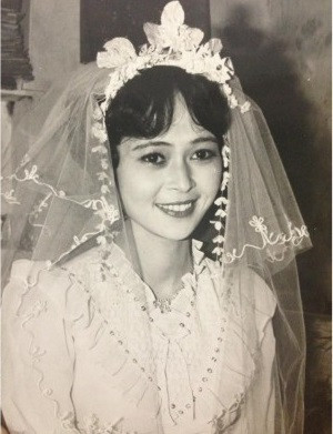 Đôi mắt long lanh, khuôn mặt v.line, nụ cười rạng rỡ mẹ hot girl Sun Ht cho thấy, cô nàng này giống mẹ đến thế nào.