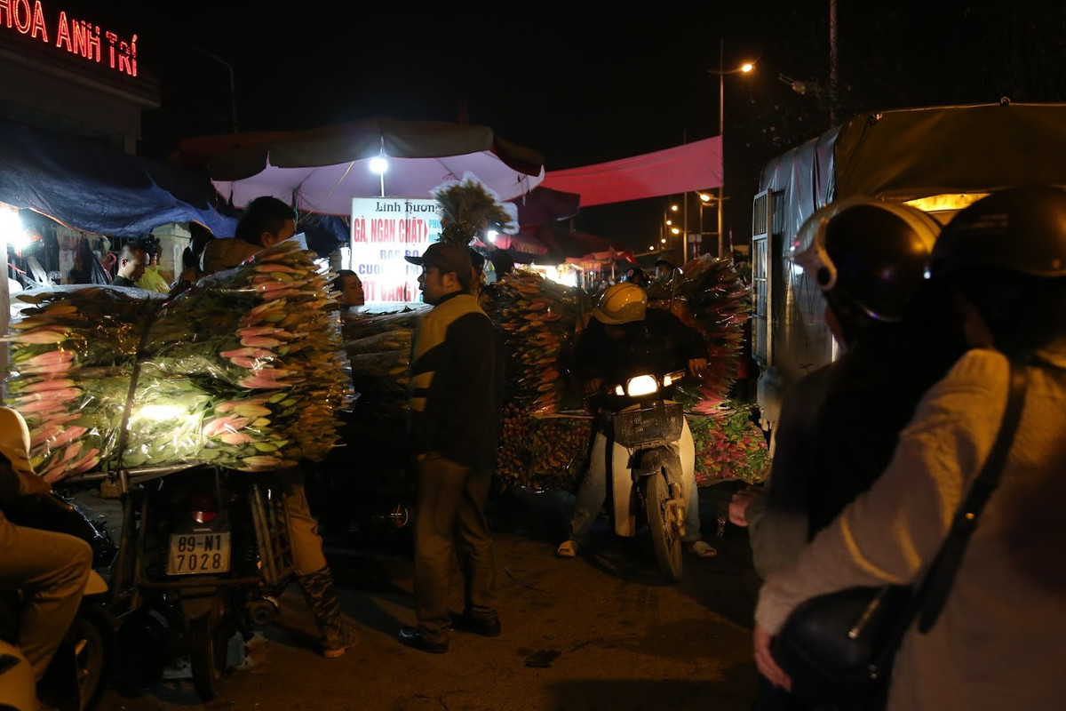 Bạn Hải Yến (SV ĐH Sư phạm Hà Nội) cho biết: "Như mọi Ngày Phụ nữ Việt Nam hàng năm, em lại lên chợ lấy hoa về bán. Nhìn chung giá hoa năm này khá ổn và chất lượng hoa cũng tốt. Ví dụ bó hồng 100 bông khá đẹp thì giá chỉ tầm từ 2.000 - 2.200 đồng/bông".