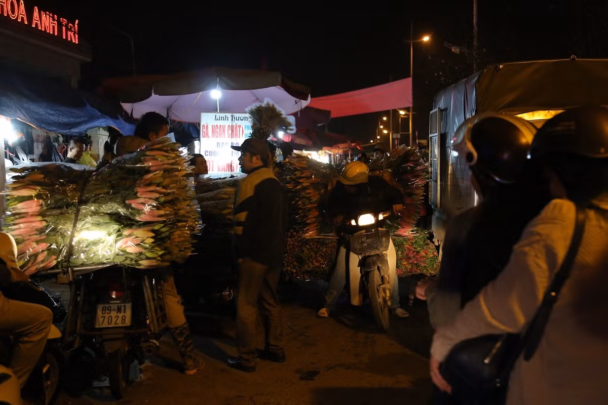 Bạn Hải Yến (SV ĐH Sư phạm Hà Nội) cho biết: "Như mọi Ngày Phụ nữ Việt Nam hàng năm, em lại lên chợ lấy hoa về bán. Nhìn chung giá hoa năm này khá ổn và chất lượng hoa cũng tốt. Ví dụ bó hồng 100 bông khá đẹp thì giá chỉ tầm từ 2.000 - 2.200 đồng/bông".