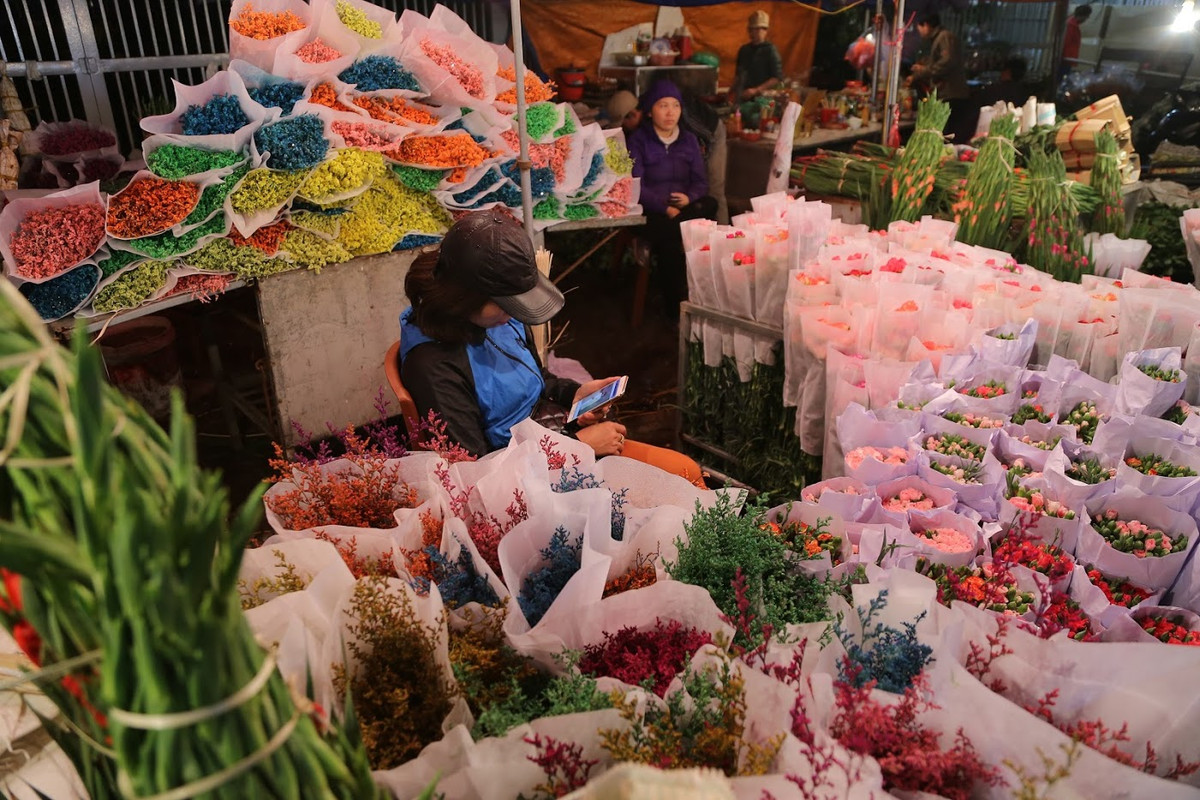 Theo nhận định của nhiều chủ sạp hoa tại chợ hoa Quảng Bá, giá hoa hồng những ngày sắp tới có thể nhích thêm vài giá vì nhu cầu mua tăng cao.