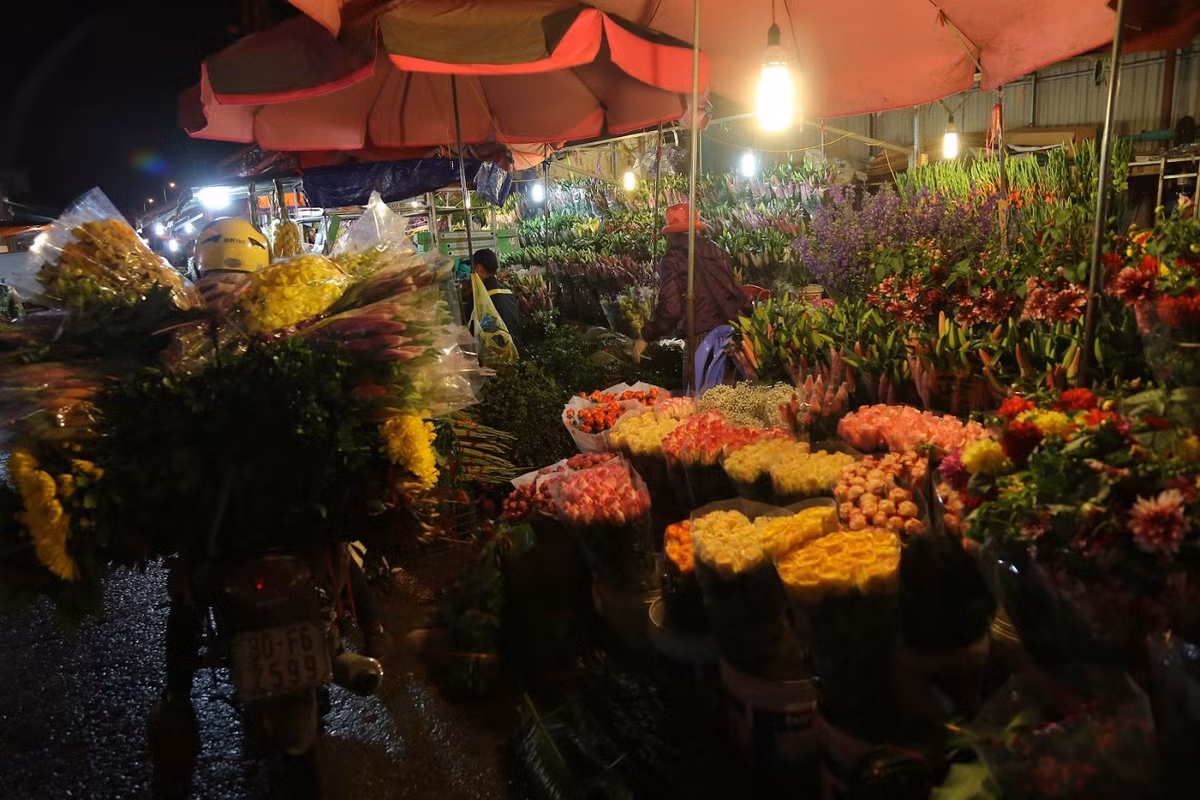 Đi một vòng quanh chợ Quảng Bá, nhiều người sẽ bị ngợp bởi hoa gì cũng có, đủ màu sắc. Từ hoa ly, hoa cúc, hướng dương, hoa hồng, các loại lá cắm kèm cho tới hoa giả cũng có đủ.