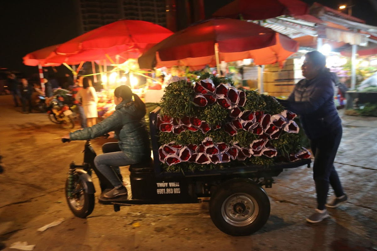 Có mặt tại chợ hoa Quảng Bá - Hà Nội thời điểm trước Ngày Phụ nữ Việt Nam 20/10, PV Kiến Thức cảm nhận được sự tấp nập của khu chợ hoa lớn nhất Thủ đô: Hàng trăm chuyến xe tấp nập vào đổ hàng trong khi kẻ bán người mua tấp nập, chuẩn bị cho ngày lễ 20/10 sắp đến.