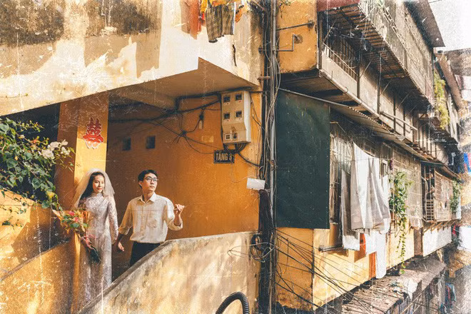 Theo style ảnh cưới thời bao cấp với vẻ mộc mạc, giản dị và sự nhẹ nhàng khiến người ta muốn nghe rõ hơn câu chuyện của cặp đôi trong ảnh. Và thật bất ngờ có nhiều tình tiết thú vị đã được tiết lộ.