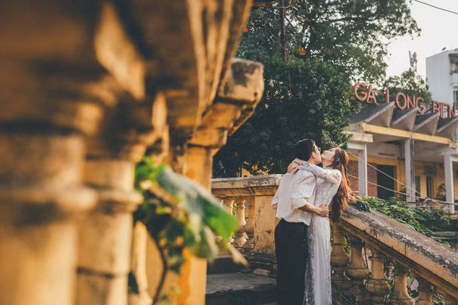 Sau khi tốt nghiệp cấp 3, Lâm lên thành phố học. Tại đây, Lâm đã gặp Dung - người con gái bằng tuổi, mặc chiếc áo màu xanh tình nguyện với nụ cười dễ thương làm Lâm đứng tim. Lâm chủ động làm quen và sau này cũng chinh phục được trái tim Dung.