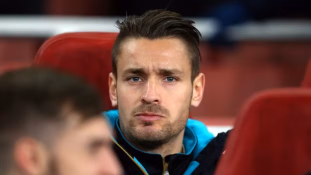 Ở lần tập trung gần nhất của ĐT Pháp, Mathieu Debuchy không được HLV Didier Deschamps triệu tập vì anh thường xuyên mài đũng quần trên băng ghế dự bị của Arsenal. Chính điều này khiến tuyển thủ người Pháp cảm thấy bất mãn và nếu nuôi tham vọng dự Euro 2016 trên sân nhà thì cầu thủ này nên rơi khỏi Arsenal ngay từ kì chuyển nhượng mùa đông.