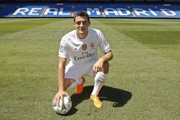 Mateo Kovacic thường xuyên phải ngồi dự bị tại Real Madrid. Tính từ đầu mùa, tiền vệ trẻ này mới chỉ ra sân vỏn vẹn 450 phút tại La Liga. Khi mà Euro 2016 đang ngày càng đến gần, có lẽ Kovacic nên tính chuyện ra đi theo một bản hợp đồng cho mượn ở tháng 1 tới để được thi đấu nhiều hơn.