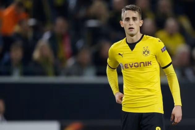 Januzaj buộc phải rời Man Utd để được thi đấu thường xuyên hơn và đã chọn Dortmund làm nơi “học việc”. Thế nhưng thực tế mùa này tiền vệ người Bỉ vẫn phải thường xuyên ngồi dự bị vì không được HLV Thomas Tuchel đặt niềm tin. Januzaj được xem là tương lai của bóng đá Bỉ tuy nhiên nếu tiếp tục không được thi đấu, việc cầu thủ này vắng mặt tại giải đấu hấp dẫn nhất châu Âu 2016 là điều hoàn toàn có thể xảy ra.