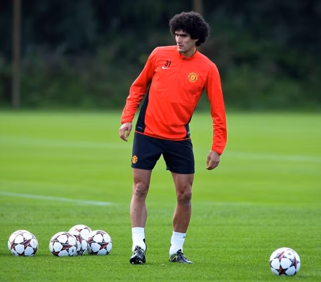 Marouane Fellaini là cầu thủ có lối chơi thiên về sức mạnh. Nhưng lối chơi này đang không phù hợp với triết lý bóng đá dưới thời Van Gaal. Đó chính là lý do chính khiến số lần đá chính của Fellaini ngày càng ít đi. Anh thường chỉ được tung vào sân khi Man Utd cần người “làm tường”. Nhưng đây cũng chẳng phải giải pháp lâu dài bởi Fellaini không có kỹ thuật và khả năng dứt điểm cũng rất hạn chế để đá trên hàng công.